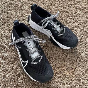 NIKE WOMENS. ZEGAMA TRAIL RUNNING SHOES